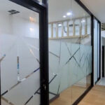 jasa pemasangan sticker kaca sandblast bali